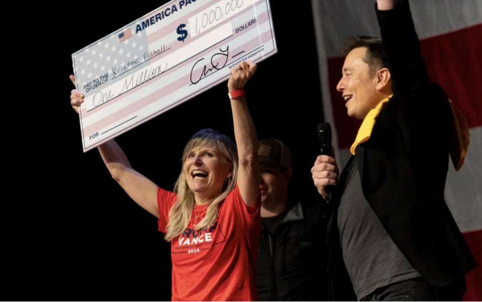 AMERICAN VOTER ISAWARDED a 1,000,000$ check at a town hall in Pittsburgh, Pennsylvania